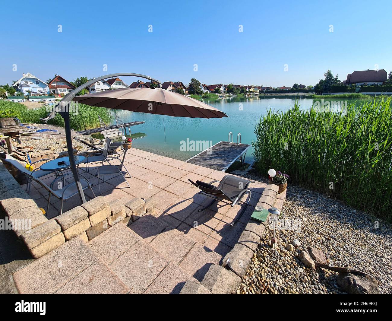 Autriche, idylle d'été d'une colonie de maisons en rangée sur un petit lac en Basse-Autriche Banque D'Images