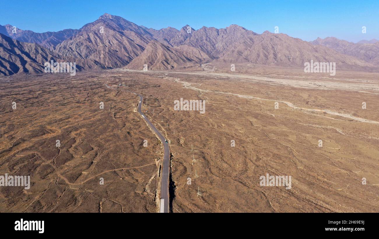 Yinchuan.12 novembre 2021.La photo aérienne prise le 12 novembre 2021 montre une vue sur la montagne Helan, dans la région autonome de Ningxia hui, dans le nord-ouest de la Chine.Crédit: Wang Peng/Xinhua/Alay Live News Banque D'Images