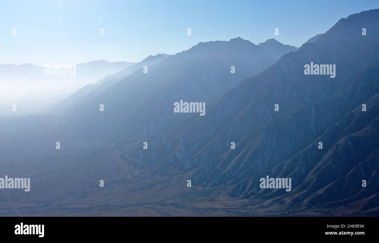 Yinchuan.12 novembre 2021.La photo aérienne prise le 12 novembre 2021 montre une vue sur la montagne Helan, dans la région autonome de Ningxia hui, dans le nord-ouest de la Chine.Crédit: Wang Peng/Xinhua/Alay Live News Banque D'Images