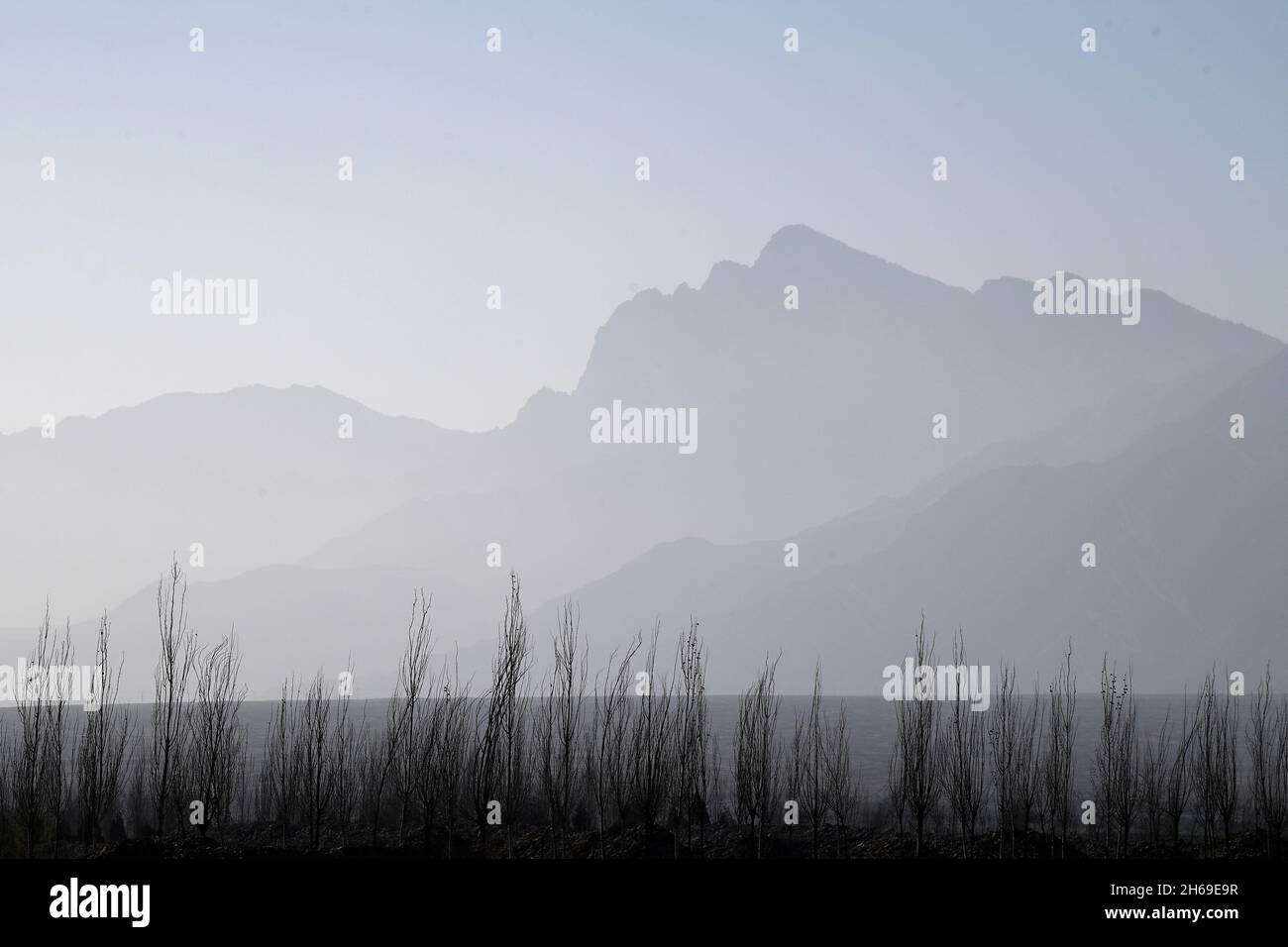 Yinchuan.12 novembre 2021.La photo prise le 12 novembre 2021 montre une vue sur la montagne Helan, dans la région autonome de Ningxia hui, dans le nord-ouest de la Chine.Crédit: Wang Peng/Xinhua/Alay Live News Banque D'Images