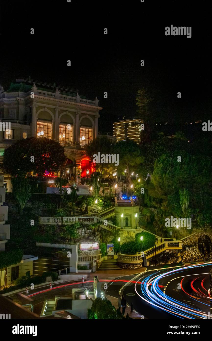 Le fameux virage à cheveux sur le circuit de formule un à Monaco la nuit avec le casino sur le côté droit Banque D'Images