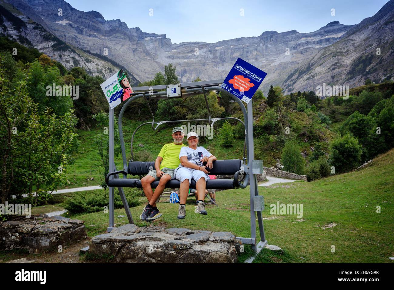 Randonneurs au Cirque de Gavarnie dans le Parc National des Pyrénées françaises, site classé au patrimoine mondial de l'UNESCO.Une grande cascade domine le cirque. Banque D'Images