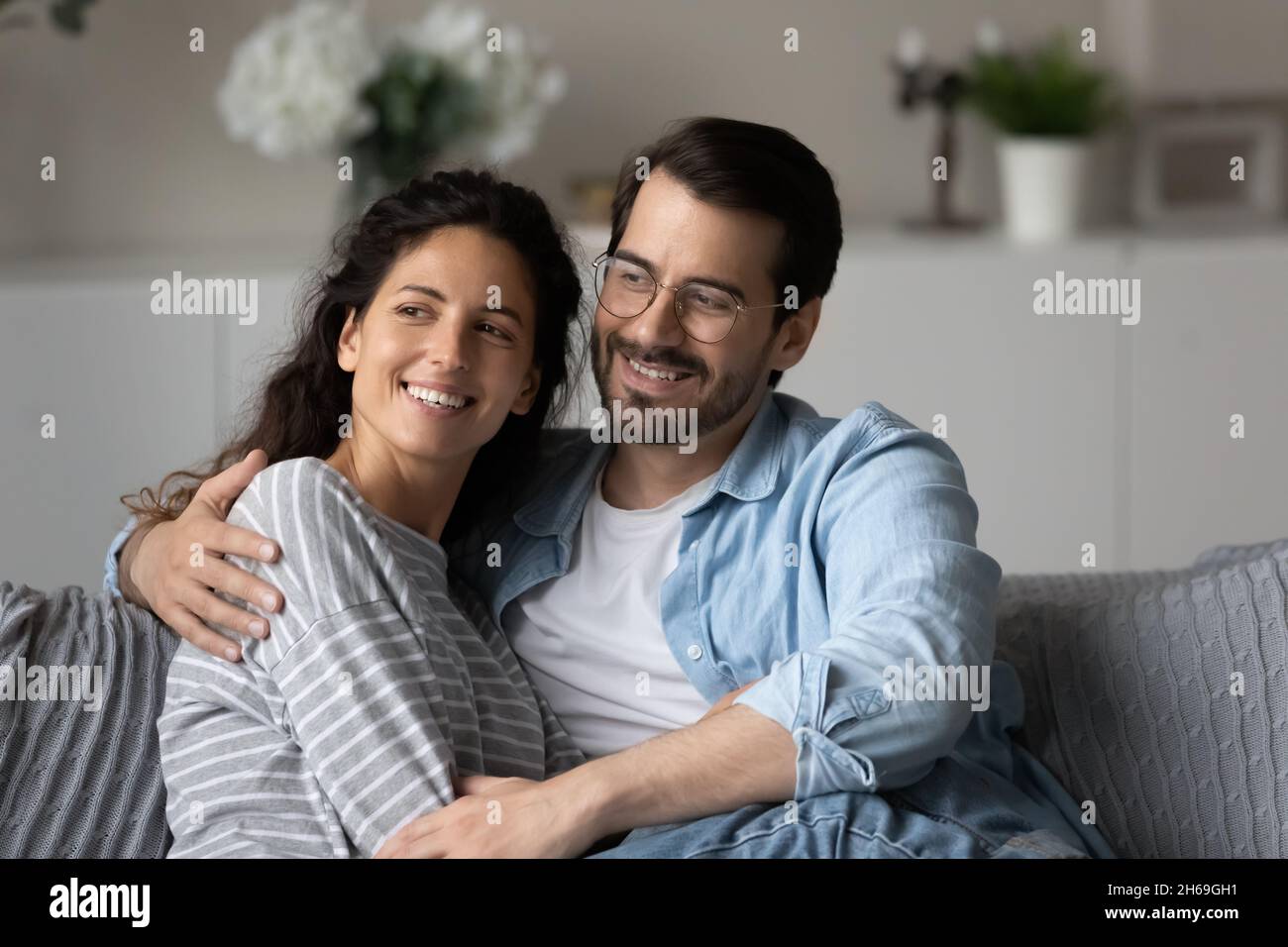 Tête de prise de vue couple rêveuse qui se serre, regarde à distance, visualise l'avenir Banque D'Images