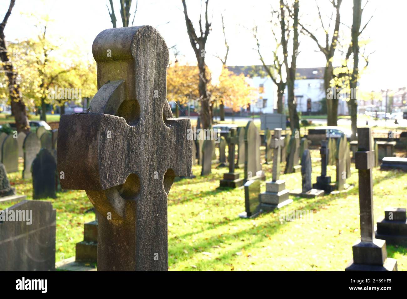 croix de pierre dans une cour de tombe Banque D'Images