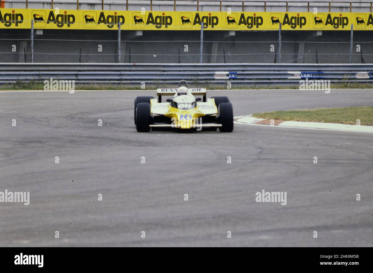 Imola, 1980: Essais de la Formule 1 au circuit Imola.René Arnoux en action sur Renault RE20 Turbo. Banque D'Images