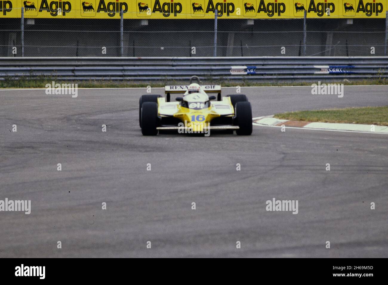 Imola, 1980: Essais de la Formule 1 au circuit Imola.René Arnoux en action sur Renault RE20 Turbo. Banque D'Images