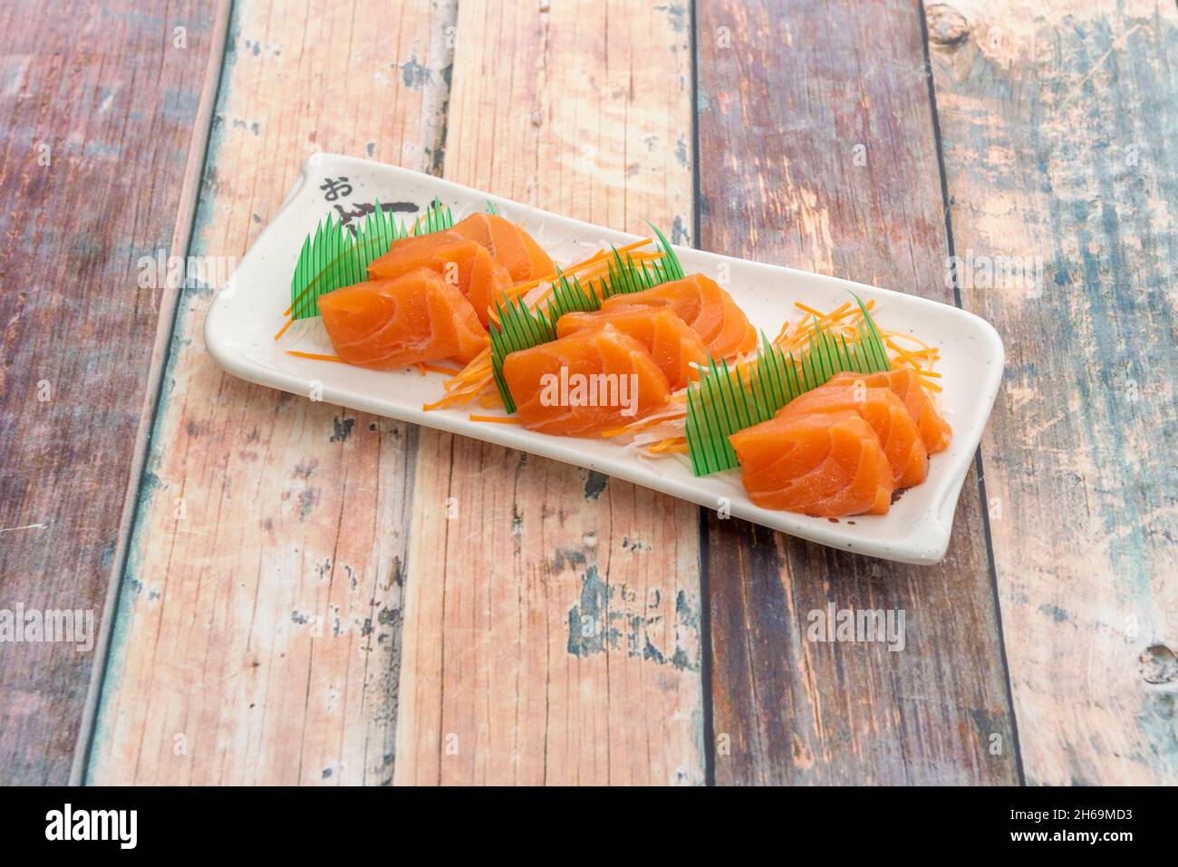 Le sashimi est un plat japonais qui se compose principalement de fruits de mer crus ou de poisson, finement coupés, mais pas autant qu'un carpaccio.Servi avec une sauce et Banque D'Images