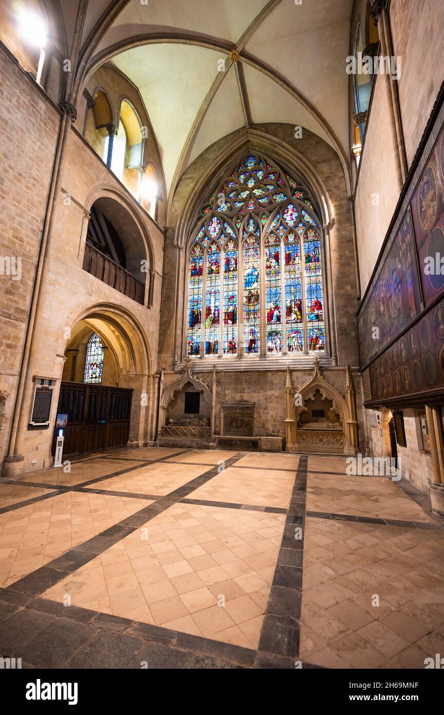 Transept sud avec vitraux et tableaux Tudor Charter à la cathédrale de Chichester.Merci au doyen et au chapitre de la cathédrale de Chichester. Banque D'Images