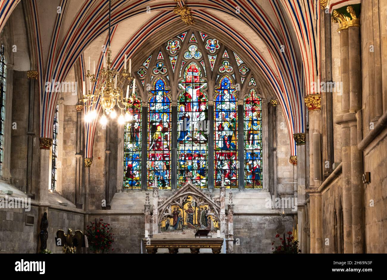 Vitraux de la crucifixion de Jésus dans la Chapelle des dames, cathédrale de Chichester, Royaume-Uni.Merci au doyen et au chapitre de la cathédrale de Chichester. Banque D'Images