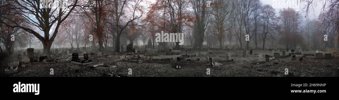 Panorama à 180° montrant le cimetière de Staveley un matin brumeux, Staveley, Nord-est du Derbyshire Banque D'Images