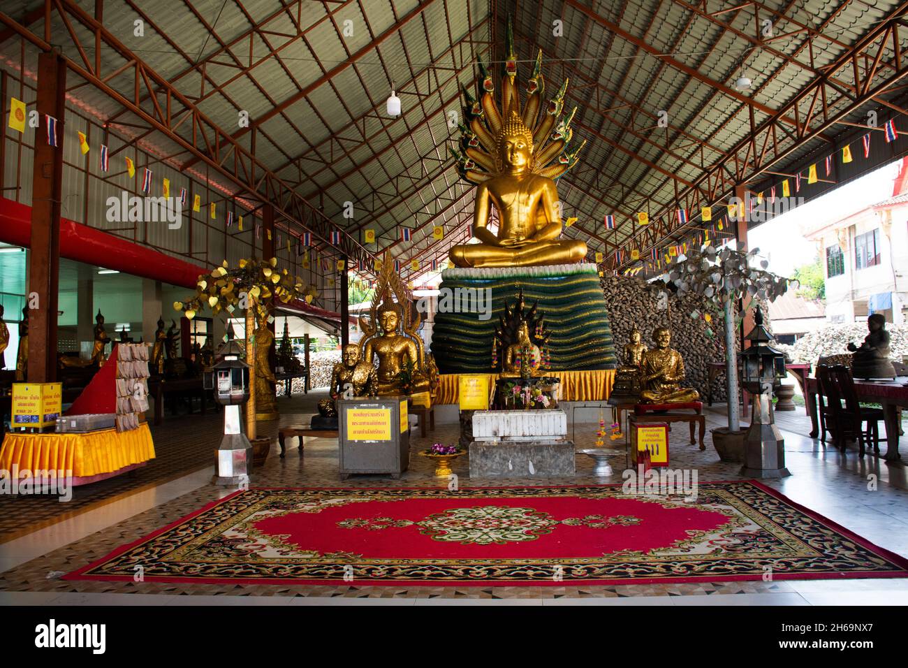 Bouddha dieu divinité statue ange pour les thaïlandais voyageurs étrangers Voyage visite respect prier à Wat Chedi Hoi ou fossilisé coquillages temple à LAD Lum K Banque D'Images