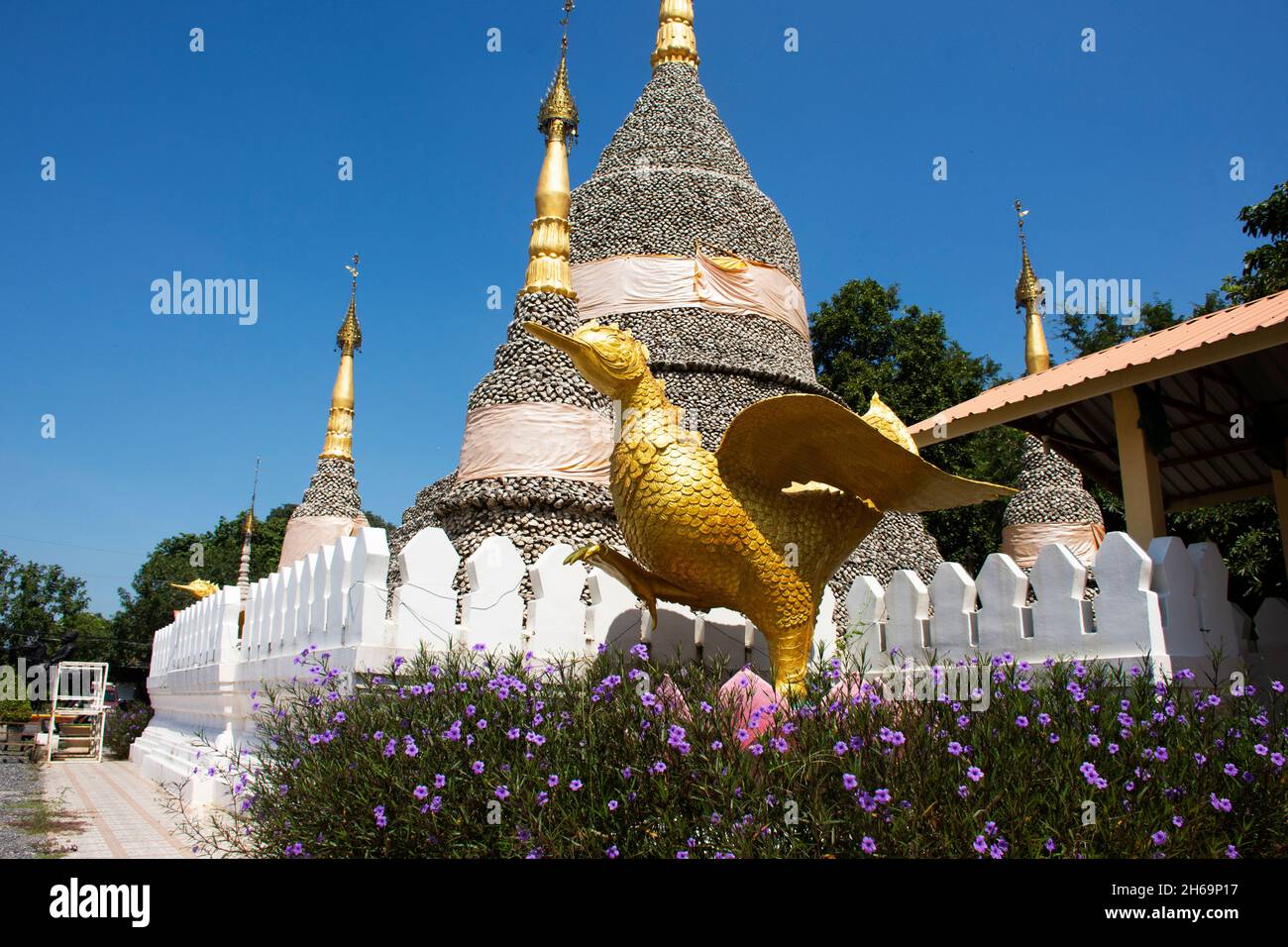 Wat Chedi Hoi ou stupa gigantesques coquillages fossilisés huîtres vieux de millions d'années temple pour les gens thaïlandais et les voyageurs étrangers Voyage visite respect prier Banque D'Images