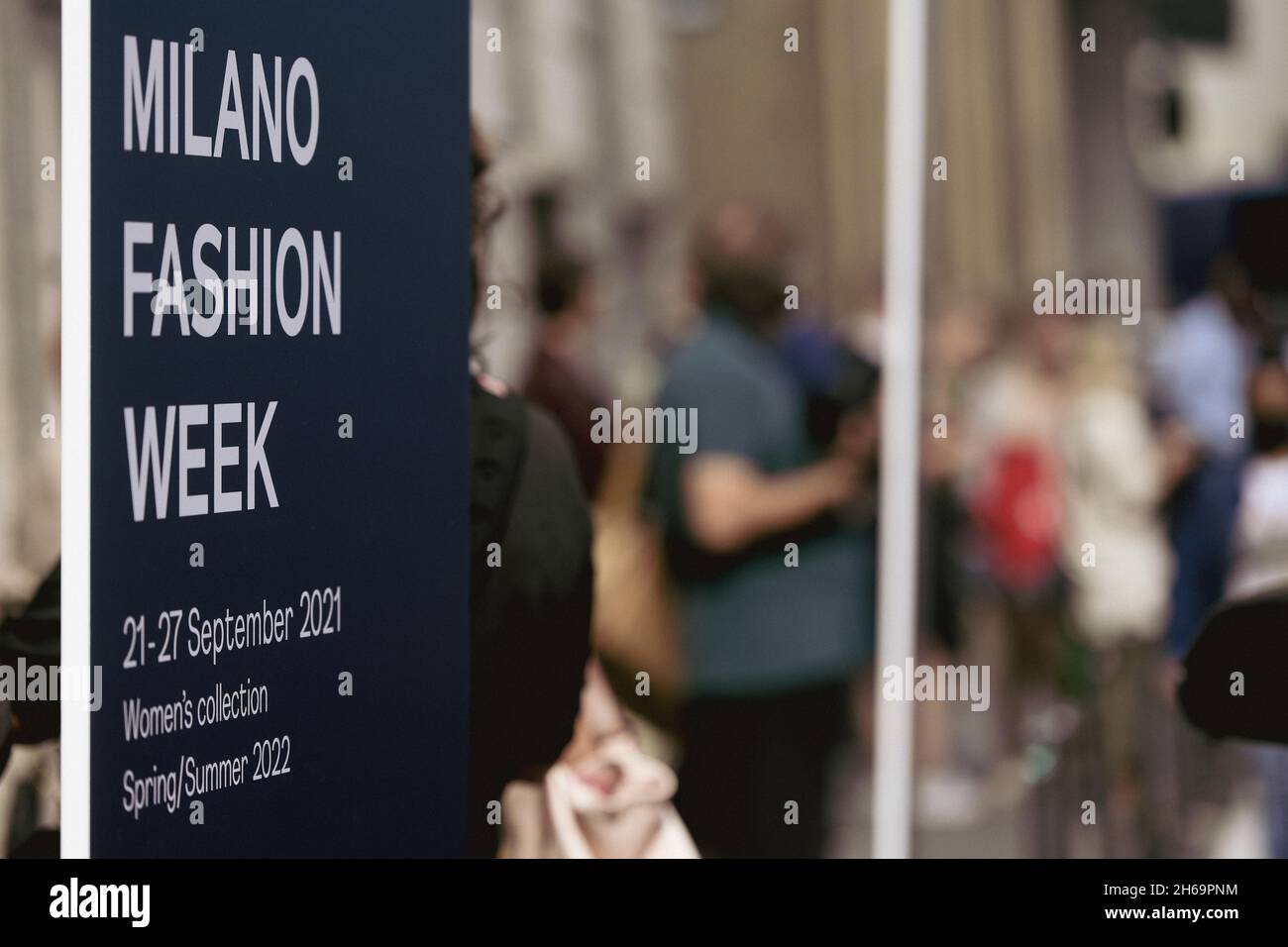 Milan, Italie - 22 septembre 2021 : panneau de la semaine de la mode de Milan placé à l'entrée d'un lieu où un spectacle a lieu. Banque D'Images