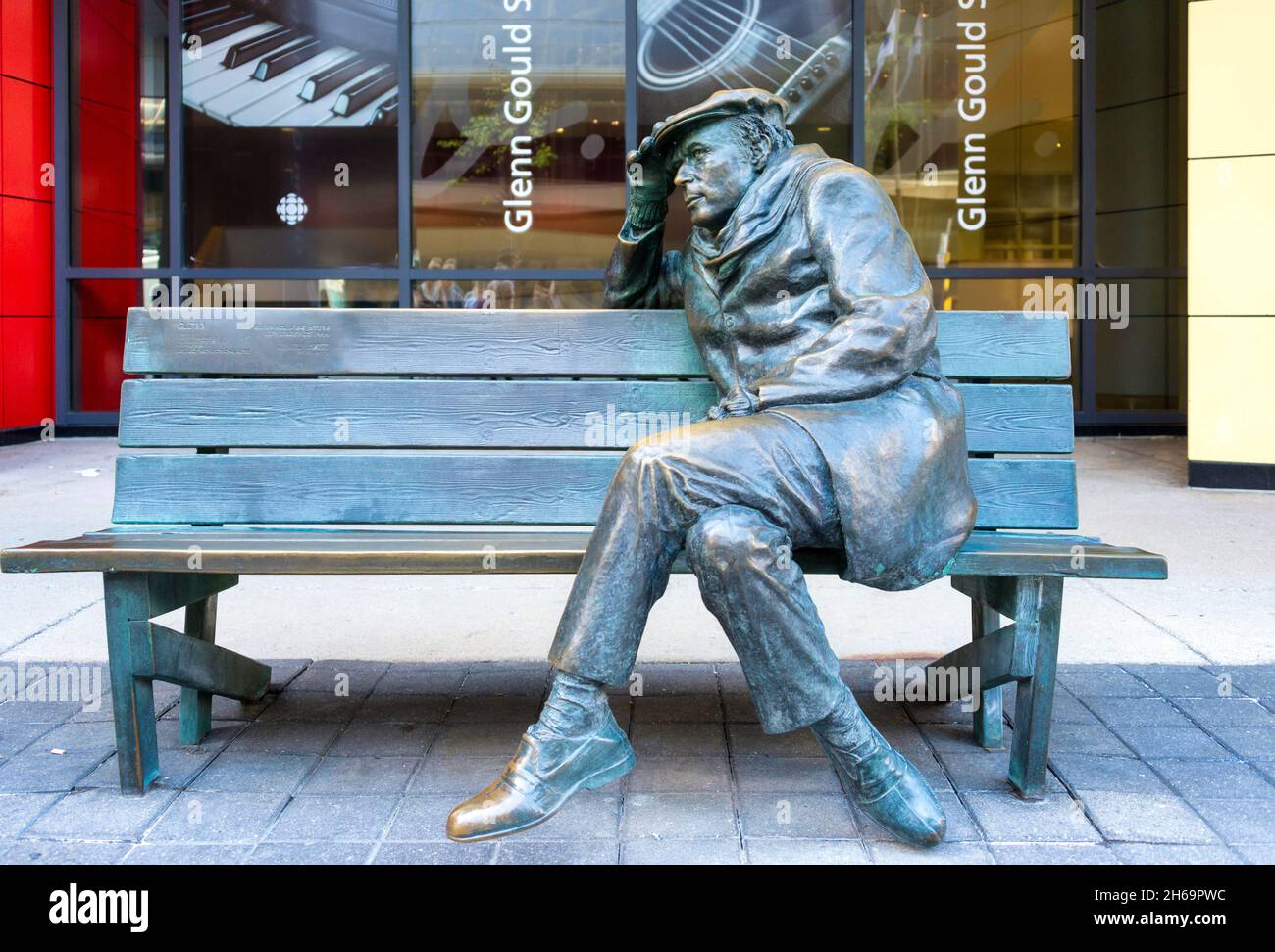 Gros plan de la statue de bronze grandeur nature de Glenn Gould, assise sur un banc de parc à l'extérieur de l'édifice de la SRC, dans le quartier du centre-ville de Toronto, au Canada.Nov Banque D'Images