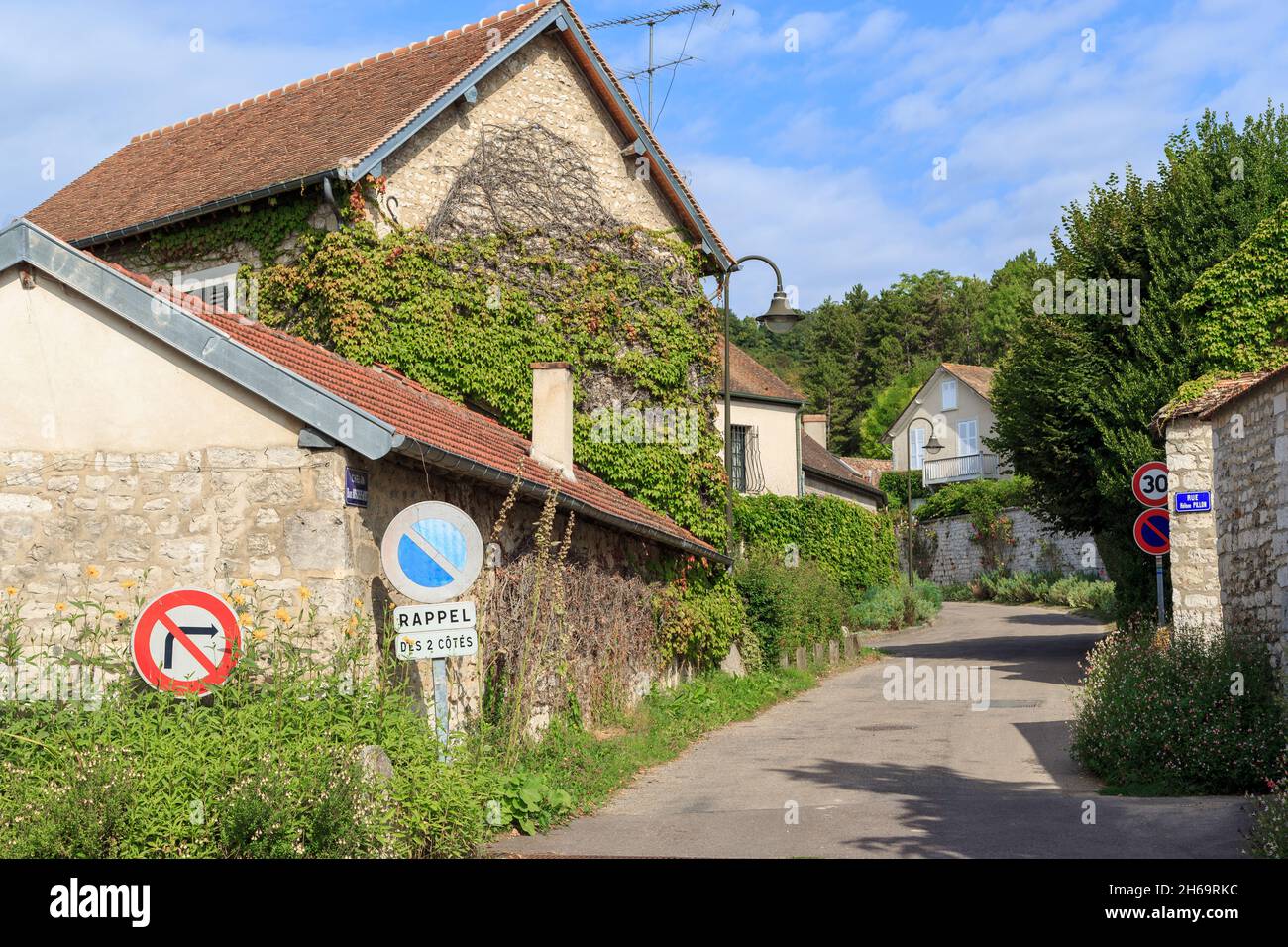 GIVERNY, FRANCE - 31 AOÛT 2019 : c'est l'une des rues pittoresques d'un petit village favorisé par les peintres impressionnistes. Banque D'Images