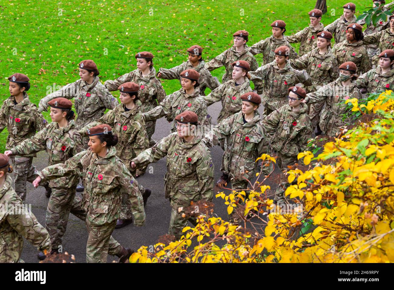 Bournemouth, Dorset, Royaume-Uni. 14th novembre 2021. Parade du dimanche du souvenir et service de pose de couronne - des représentants des services armés, des groupes de forces et des cadets défilent dans les jardins de Bournemouth, suivis d'un service et d'une pose de couronne au War Memorial dans Central Gardens. Les foules se rassemblent pour rendre hommage et se souvenir des morts lors d'une journée douce. Cette année coïncide avec le centenaire de la Légion royale britannique. Les Cadets de l'armée défilent dans les jardins. Crédit : Carolyn Jenkins/Alay Live News Banque D'Images