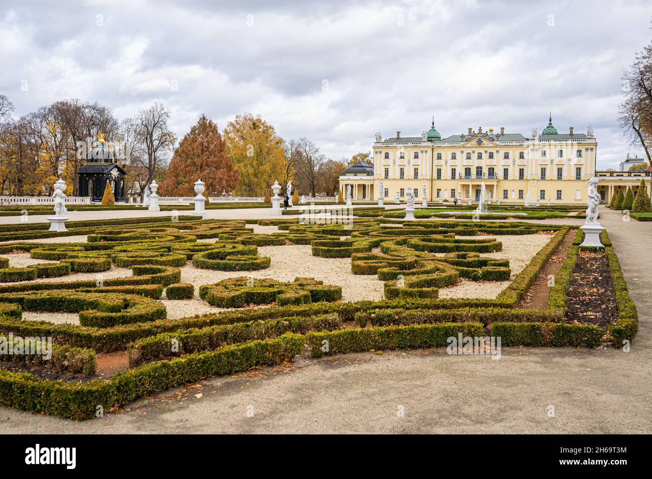 Branicki Palace à Bialystok, Podlasie, Pologne.Palac Branickich et Université médicale beau jardin avec des sculptures. Banque D'Images