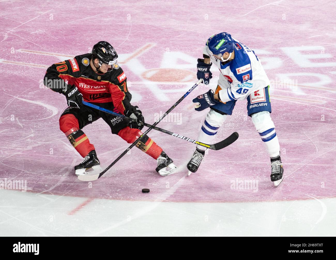 14 novembre 2021, Rhénanie-du-Nord-Westphalie, Krefeld: Hockey sur glace: Coupe de l'Allemagne, Allemagne - Slovaquie, phase de groupe, Matchday 3.Johannes Huß (l) en Allemagne et Samuel Takac en Slovaquie.Photo: Bernd Thissen/dpa Banque D'Images