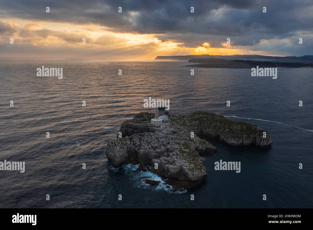 Vue aérienne du phare de Mouro au lever du soleil, Cabo Mayor, Santander, Cantabria, Espagne,europe de l'Ouest Banque D'Images