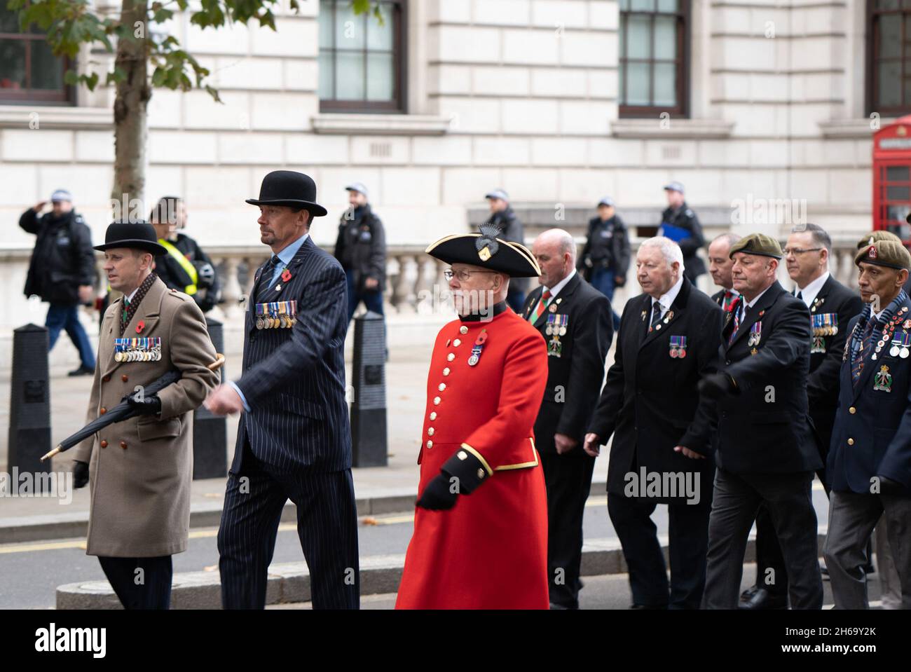 Les soldats et les anciens combattants défilés dans le défilé du souvenir à Whitehall, à Londres.Le défilé commémore le 103e anniversaire de la cessation des hostilités au cours de la première Guerre mondiale et sert de période de commémoration pour les victimes de tous les conflits depuis lors Banque D'Images