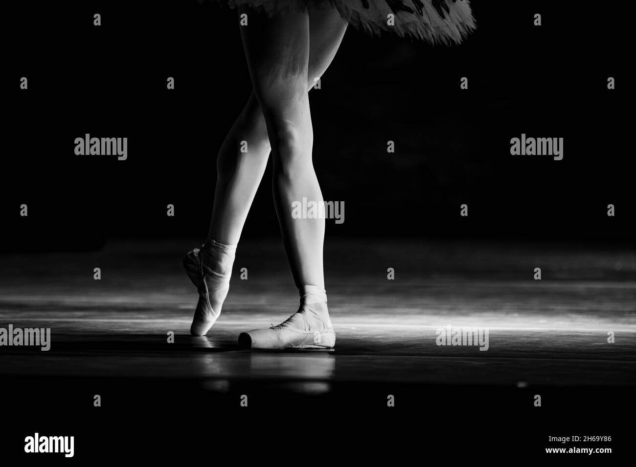 Gros plan de ballerine dansant isolée sur scène. Ballerine jambes gros plan Banque D'Images