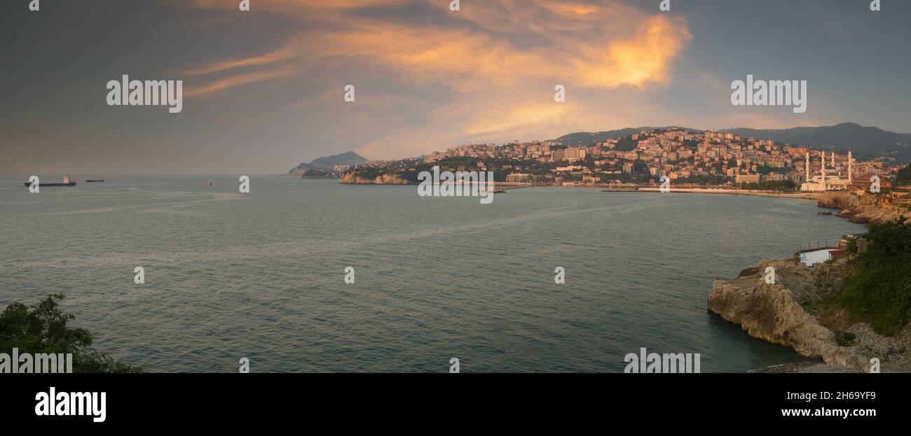 Zonguldak ville au coucher du soleil..vue d'été et côte sur la plage. Banque D'Images