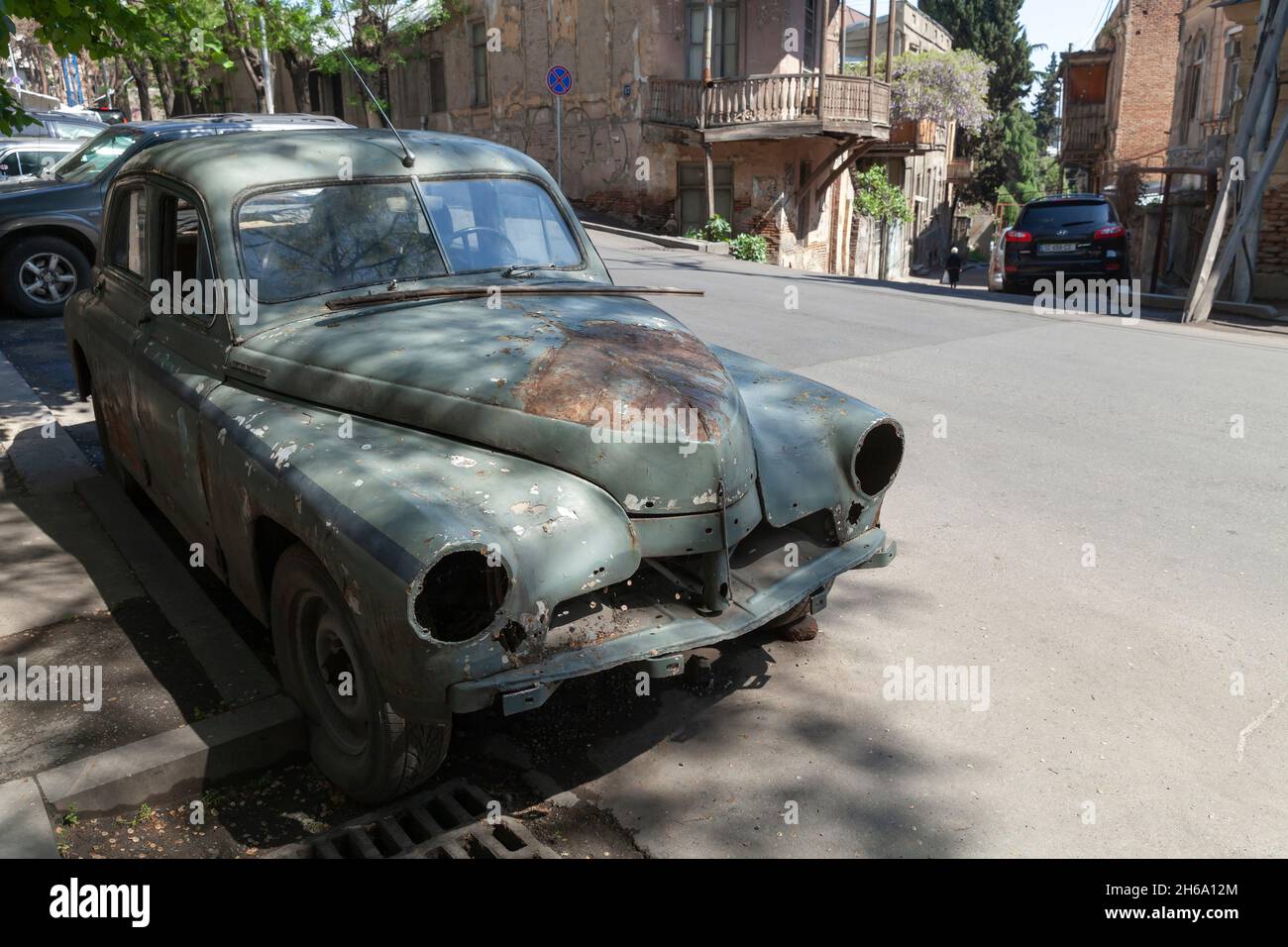 Tbilissi, Géorgie - 3 mai 2019 : un vieux wagon rouillé abandonné stationne dans la rue de la vieille ville de Tbilissi.GAZ-M20 Pobeda, était une voiture de tourisme produite Banque D'Images