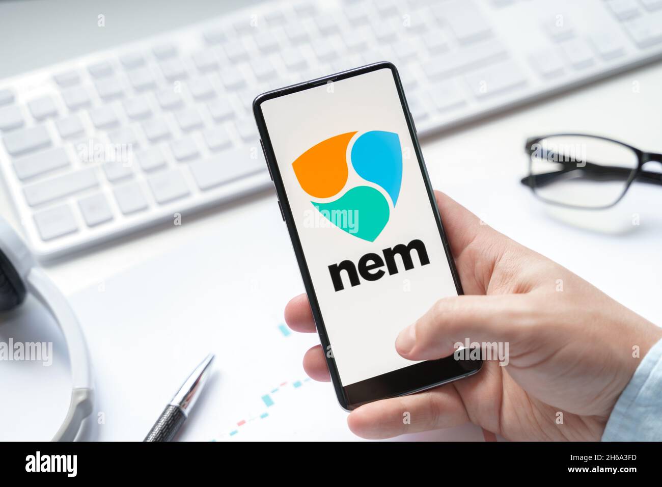 Russie Moscou 08.06.2021.logo de la pièce NEM dans le téléphone mobile.jeton crypto-monnaie.Trading blockchain d'écosystème sur la plate-forme Java pour acheter, vendre sur décentrali Banque D'Images