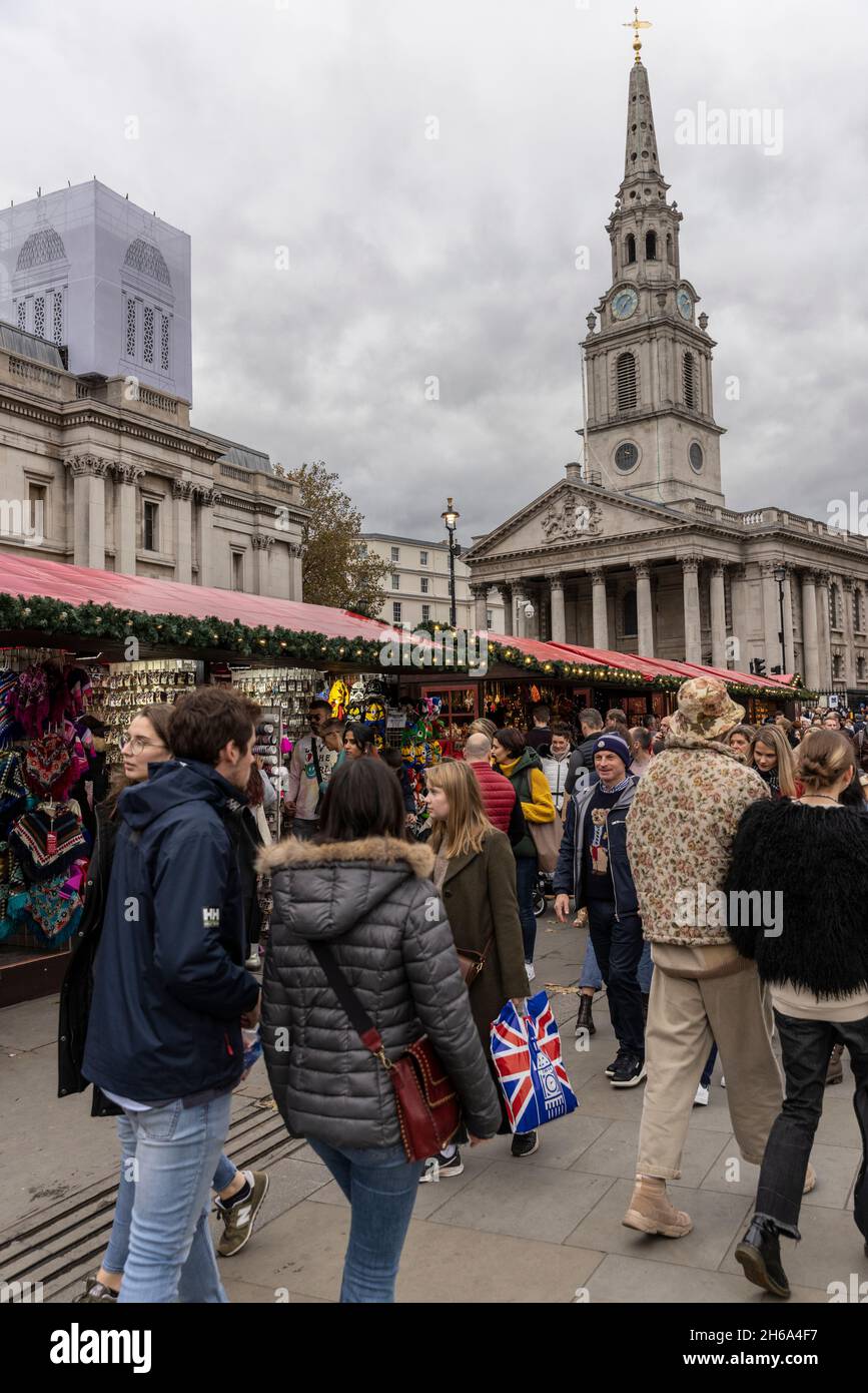 Les touristes se rassemblent sur le marché de Noël de Trafalgar Square, au début de la période de fête de Noël 2021 dans la capitale, Londres, Angleterre, Royaume-Uni Banque D'Images