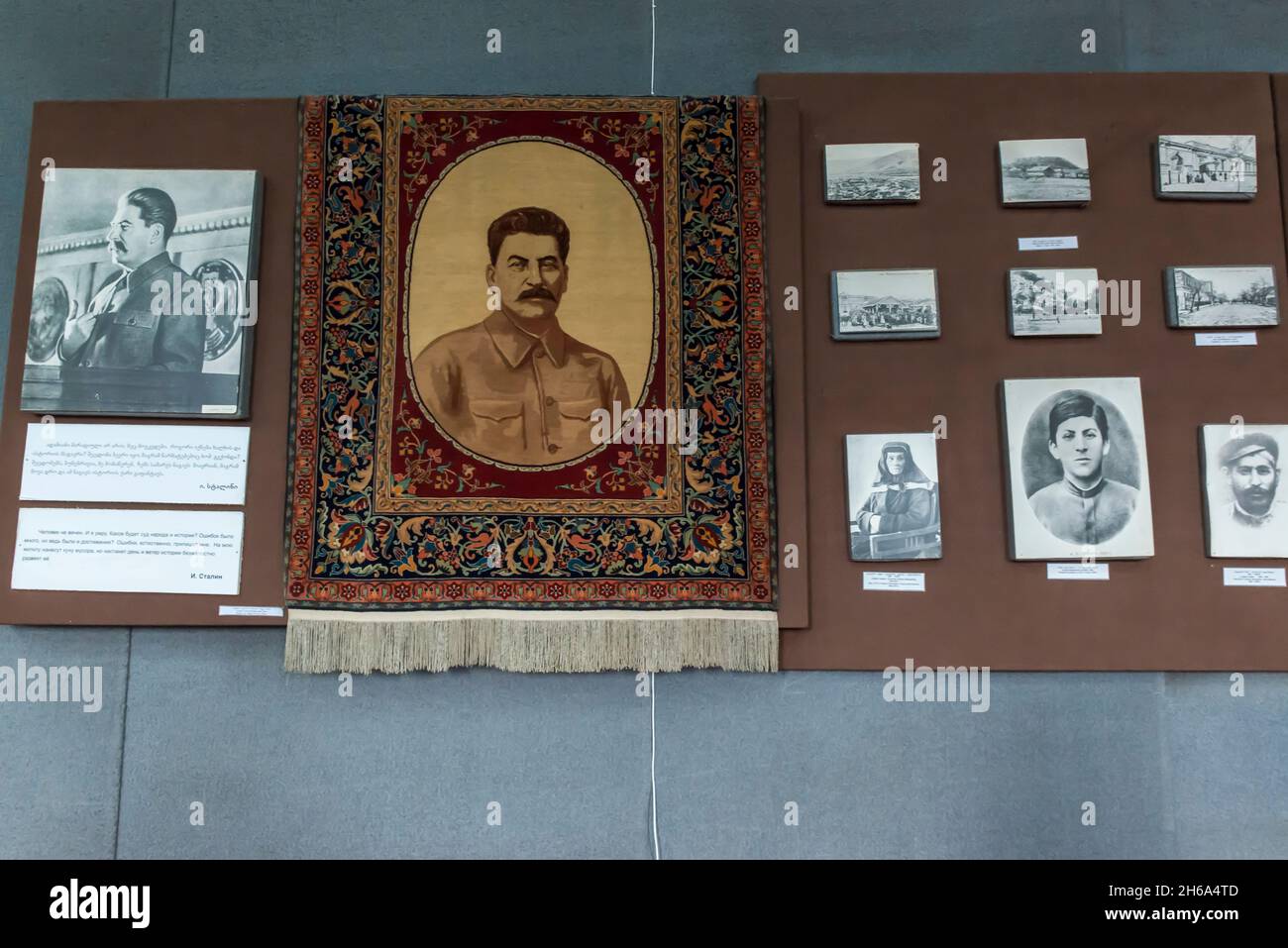 Photographies historiques et tapis exposés au musée Joseph Staline à Gori, Shida Kartli, Géorgie, Caucase Banque D'Images