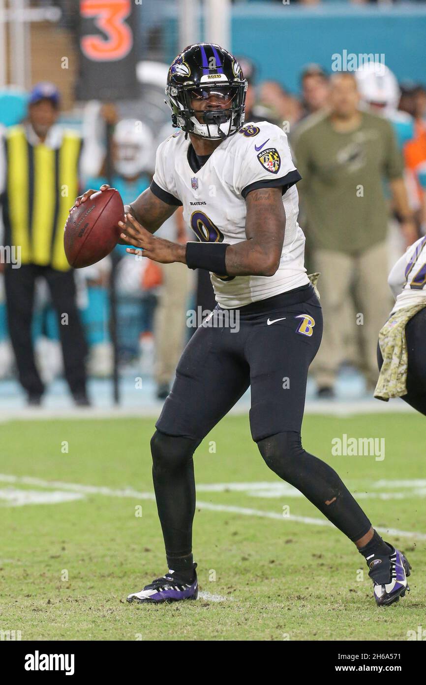 Jeudi 11 novembre 2021 ; Miami Gardens, FL USA ;Baltimore Ravens Quarterback Lamar Jackson (8) revient à passer lors d'un match NFL contre le Banque D'Images