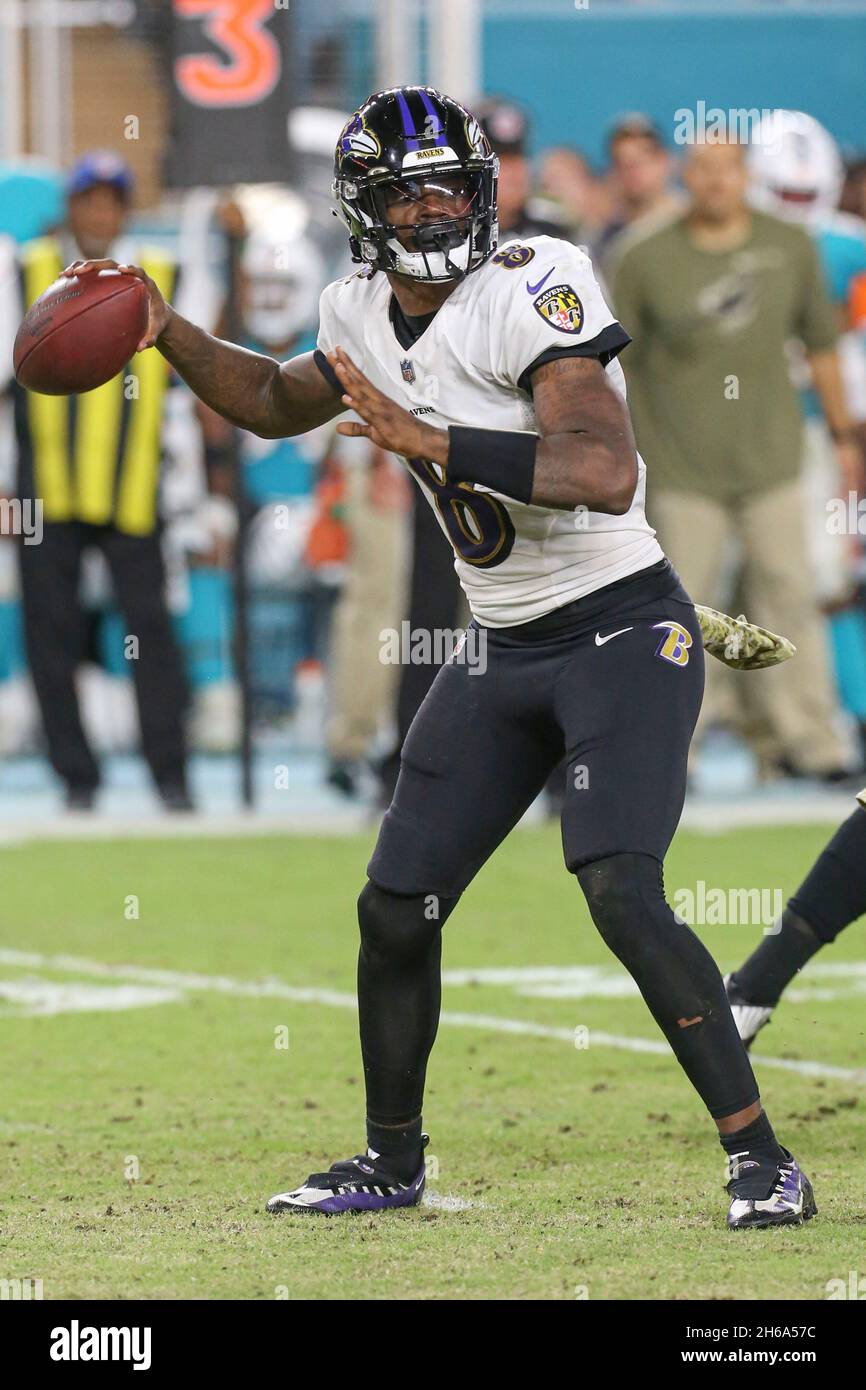 Jeudi 11 novembre 2021 ; Miami Gardens, FL USA ;Baltimore Ravens Quarterback Lamar Jackson (8) revient à passer lors d'un match NFL contre le Banque D'Images