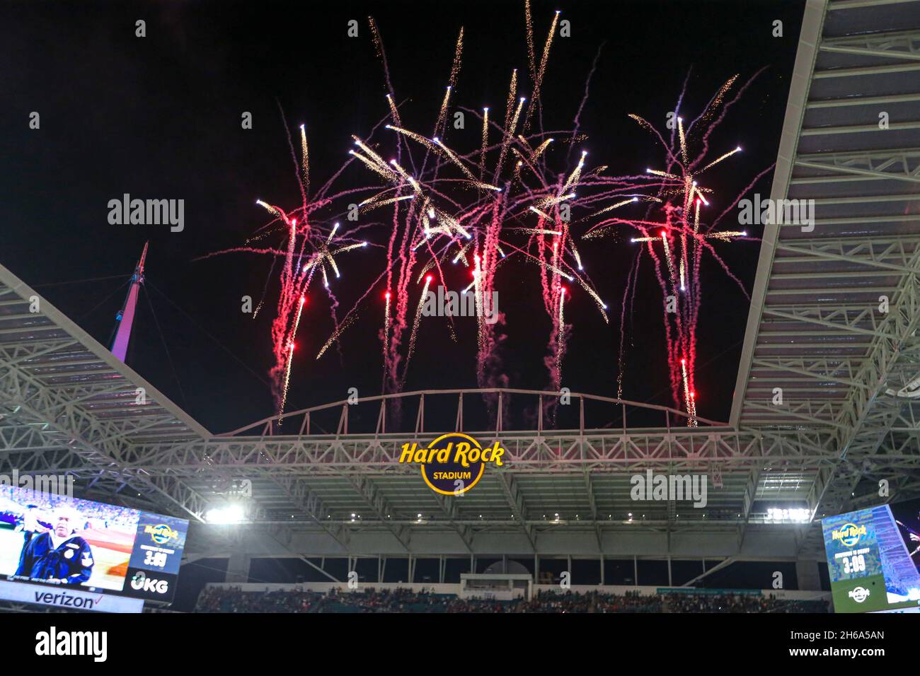 Jeudi 11 novembre 2021 ; Miami Gardens, FL USA ;Les Dolphins de Miami ont eu des feux d'artifice à la suite de l'hymne national pour honorer l'ancien combattant lors d'un match de la NFL Banque D'Images