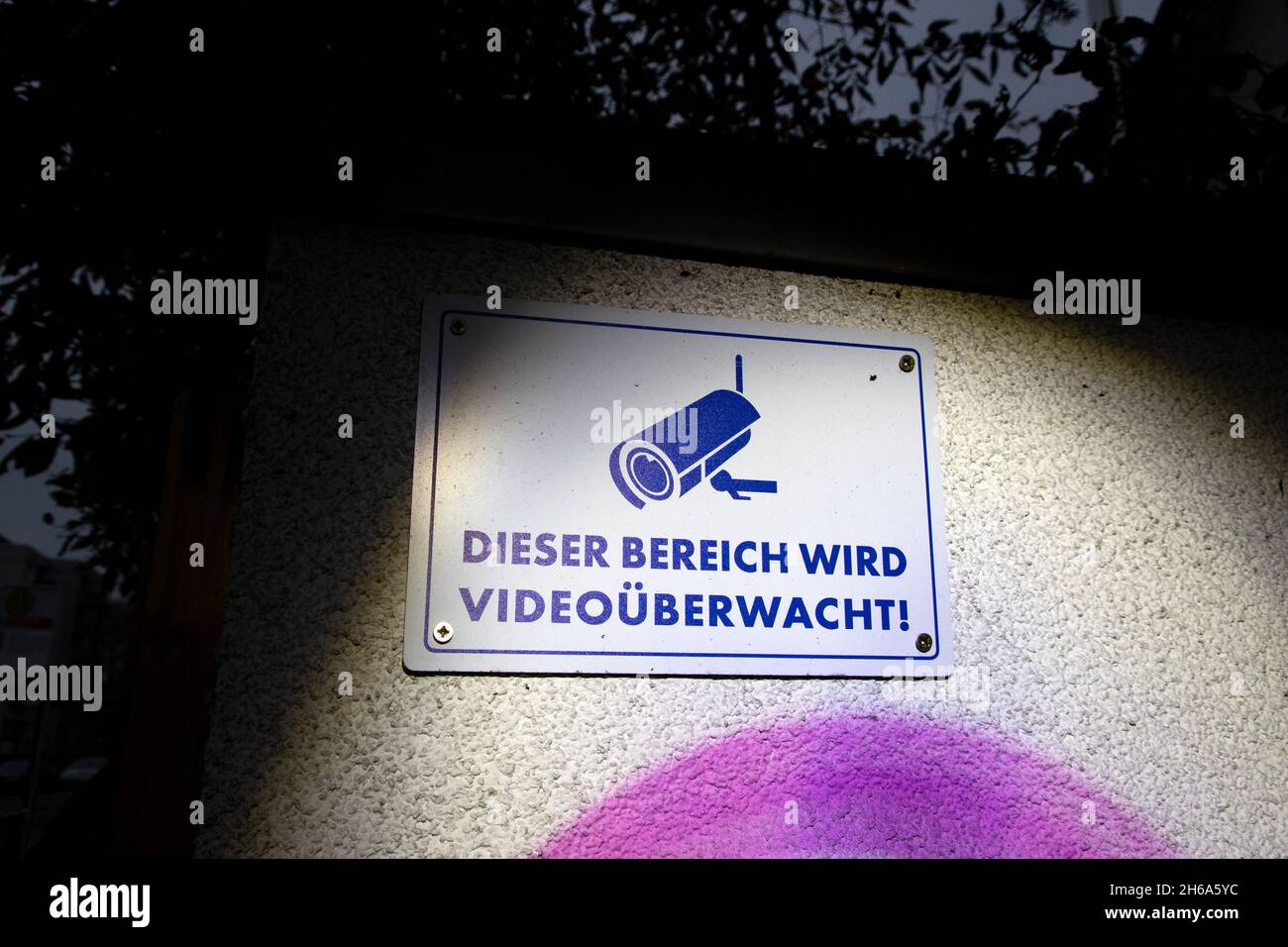 Ein Schild zur informations über die installation eine Videoüberwachung.Schütz vor Einbrechern. Banque D'Images