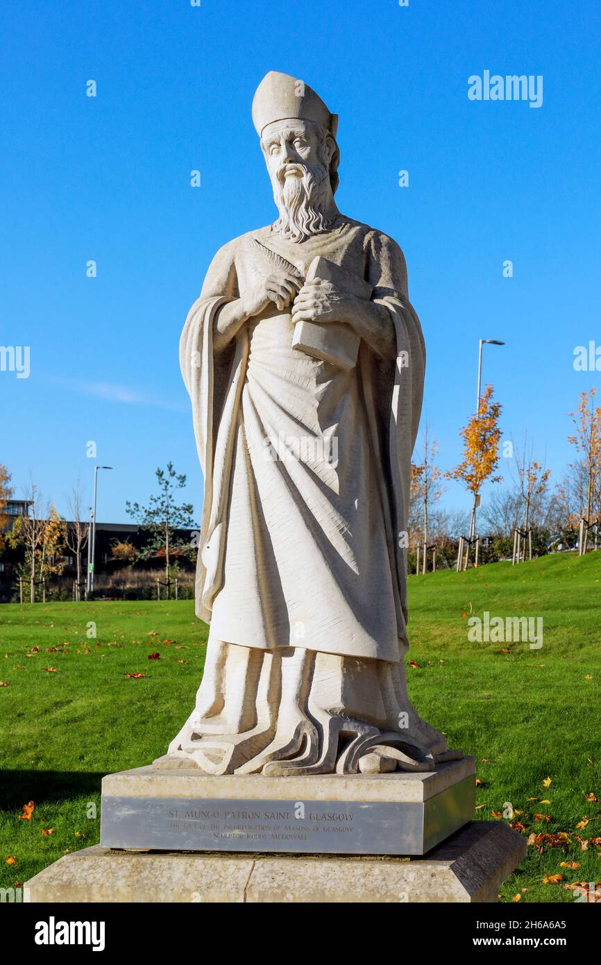 Statue de St Mungo, le patron de Glasgow situé près de la rue Cathedral, Glasgow.La statue a été offerte à la ville Banque D'Images