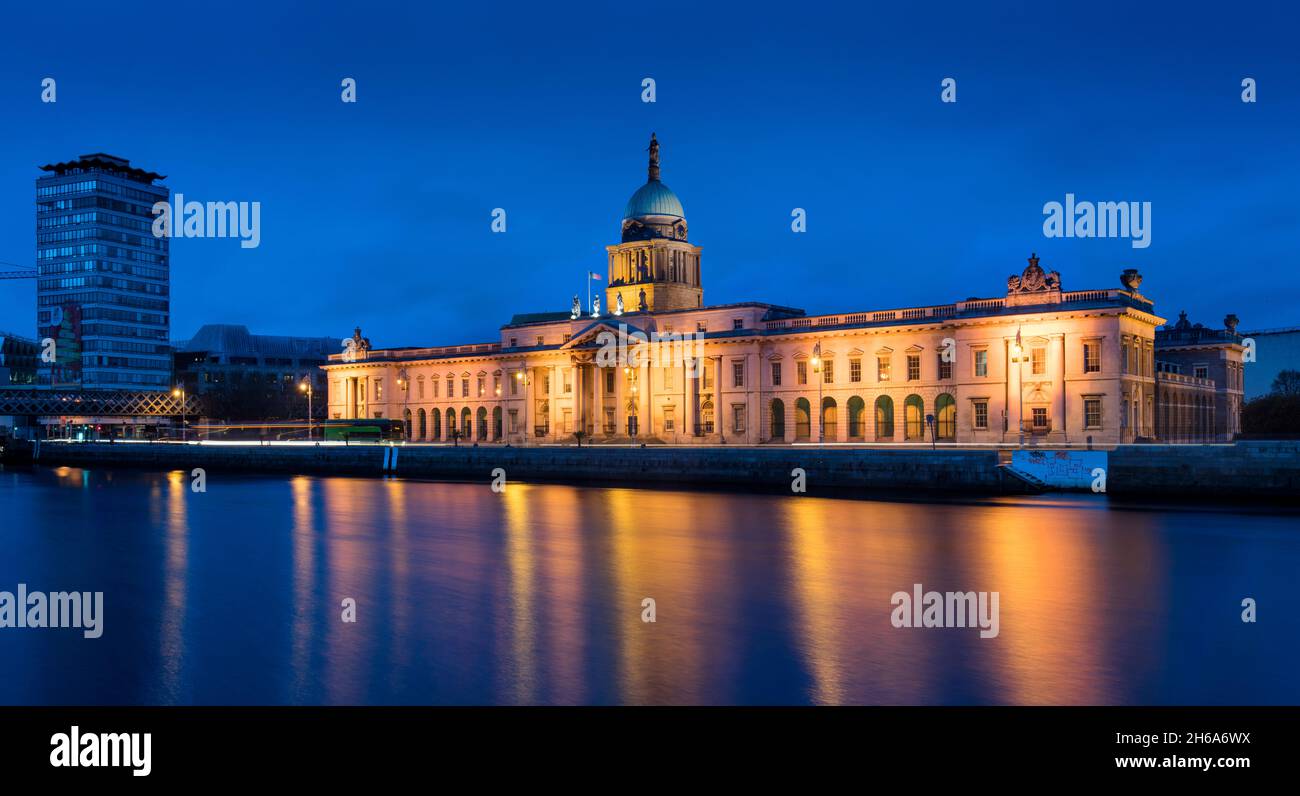 La maison de la coutume à Dublin au crépuscule sur les rives de la rivière Liffy, Irlande Banque D'Images