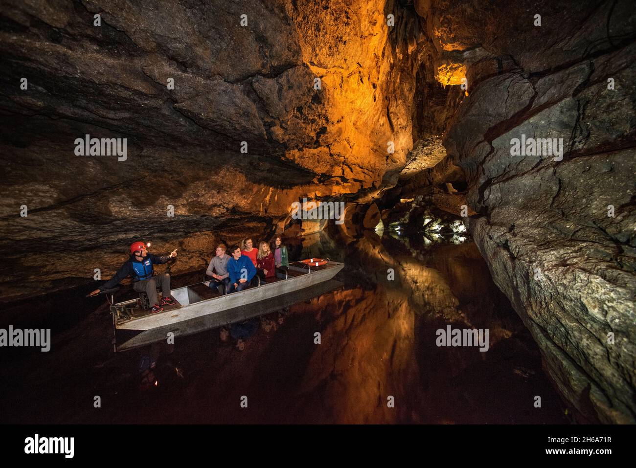 Bateau touristique explorant les grottes de Marble Arch dans le comté de Fermanagh, en Irlande du Nord Banque D'Images
