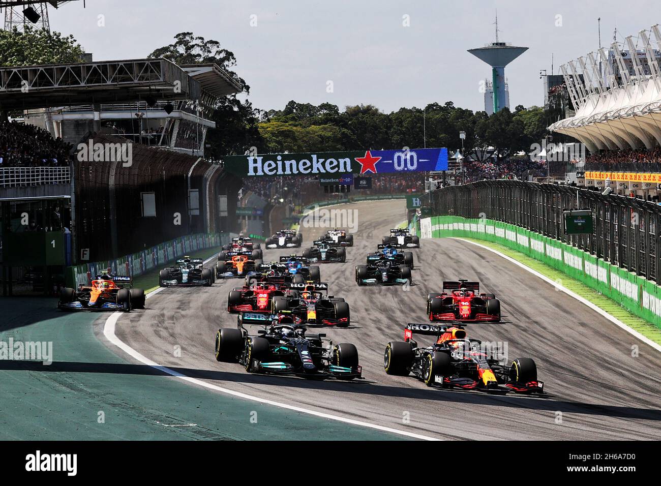 Max Verstappen (NLD) Red Bull Racing RB16B mène Valtteri Bottas (fin) Mercedes AMG F1 W12 au début de la course.14.11.2021. Championnat du monde de Formule 1, Rd 19, Grand Prix brésilien, Sao Paulo, Brésil,Jour de la course.Le crédit photo doit être lu : images XPB/Press Association. Banque D'Images