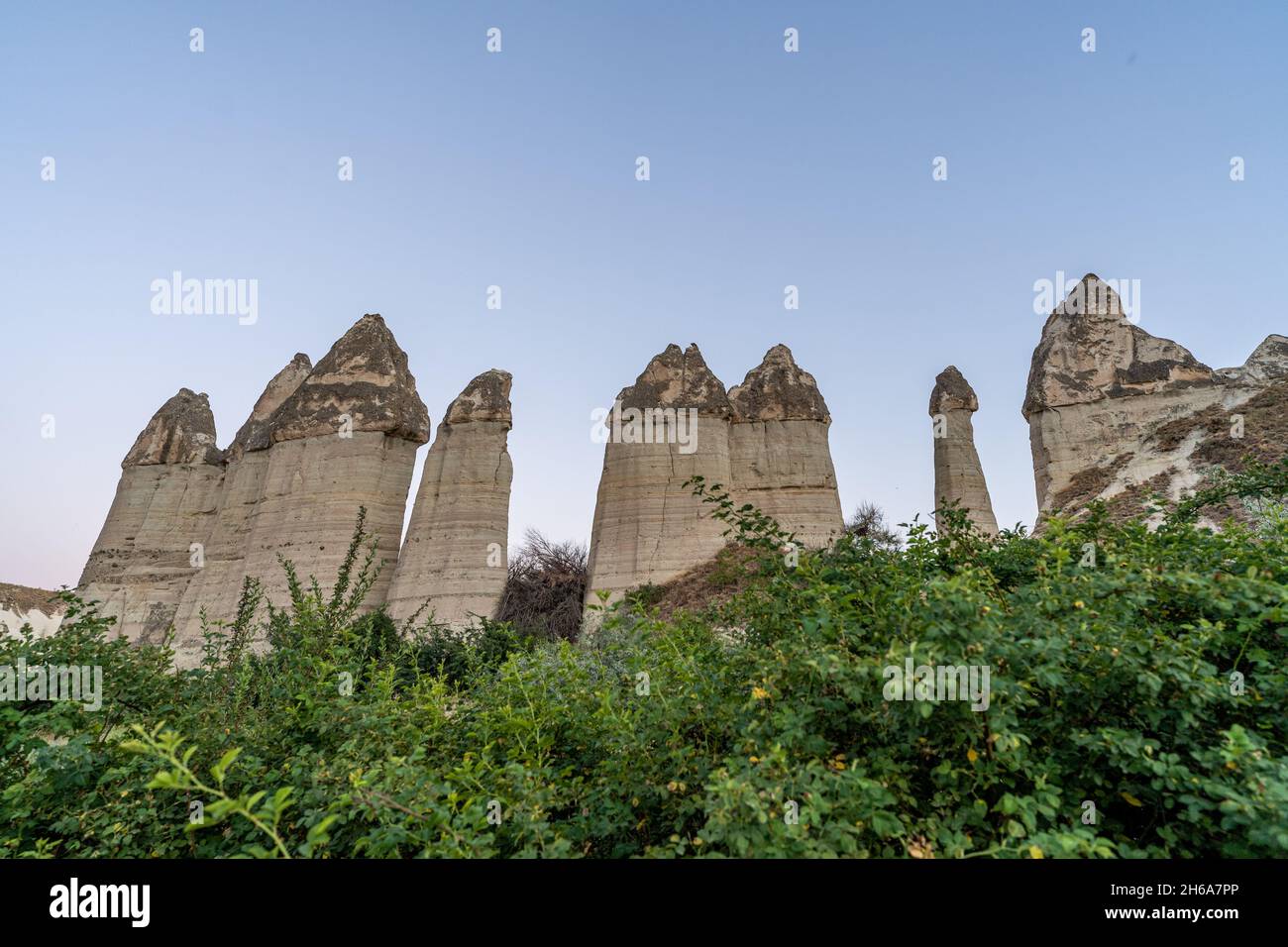 Un paysage de formations rocheuses anciennes à la lumière du jour dans la vallée de l'Amour, Cappadoce, Turquie Banque D'Images