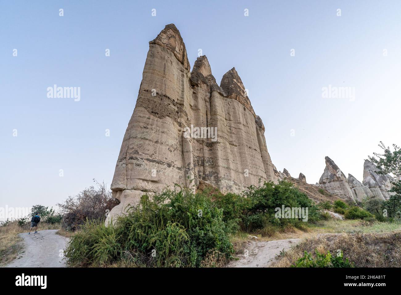 Un paysage de formations rocheuses anciennes à la lumière du jour dans la vallée de l'Amour, Cappadoce, Turquie Banque D'Images