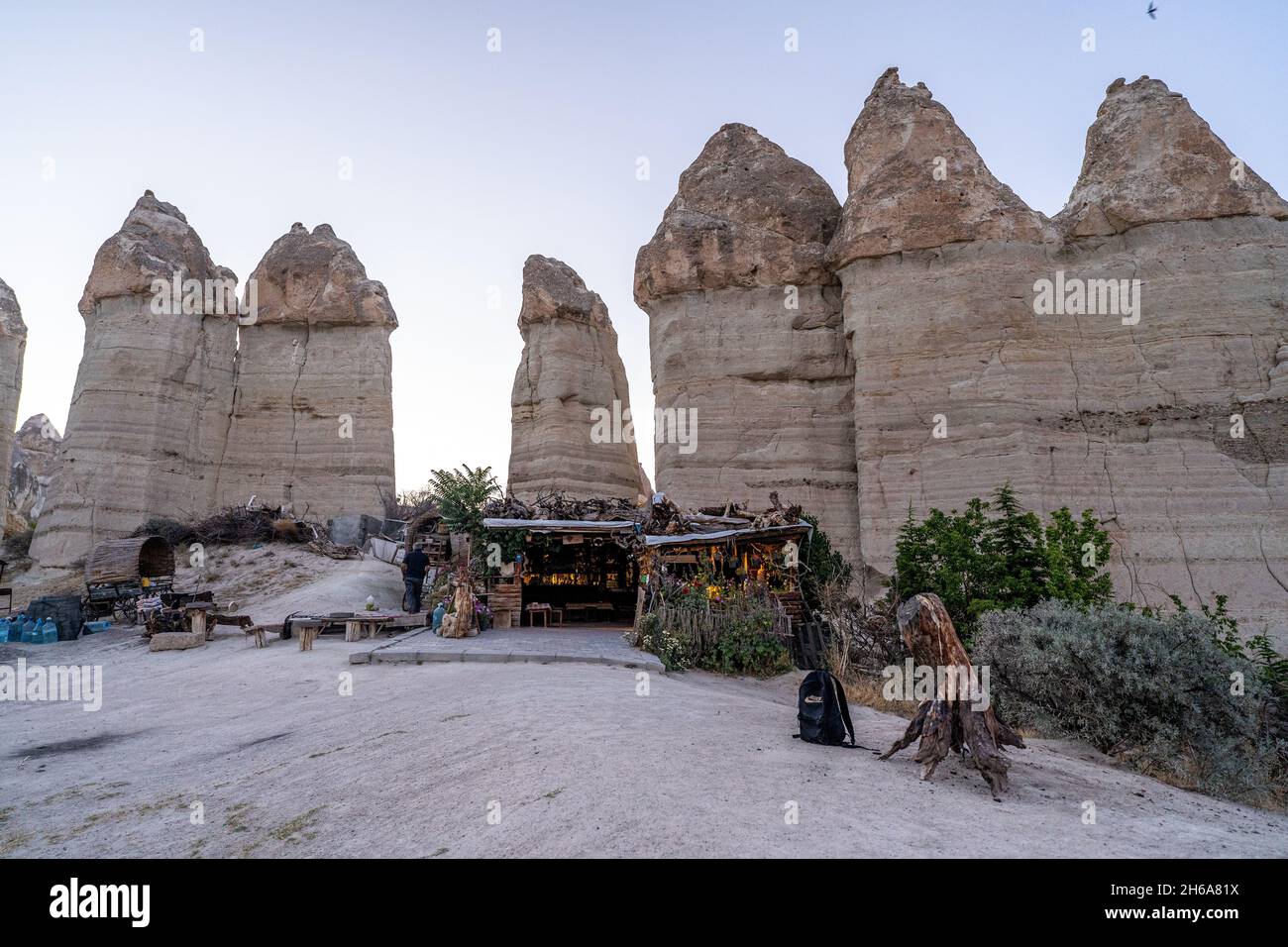 Un paysage de formations rocheuses anciennes à la lumière du jour dans la vallée de l'Amour, Cappadoce, Turquie Banque D'Images