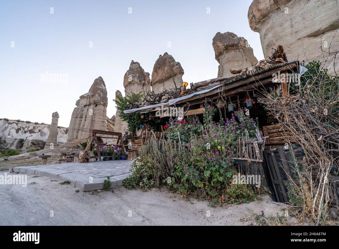 Un paysage de formations rocheuses anciennes à la lumière du jour dans la vallée de l'Amour, Cappadoce, Turquie Banque D'Images
