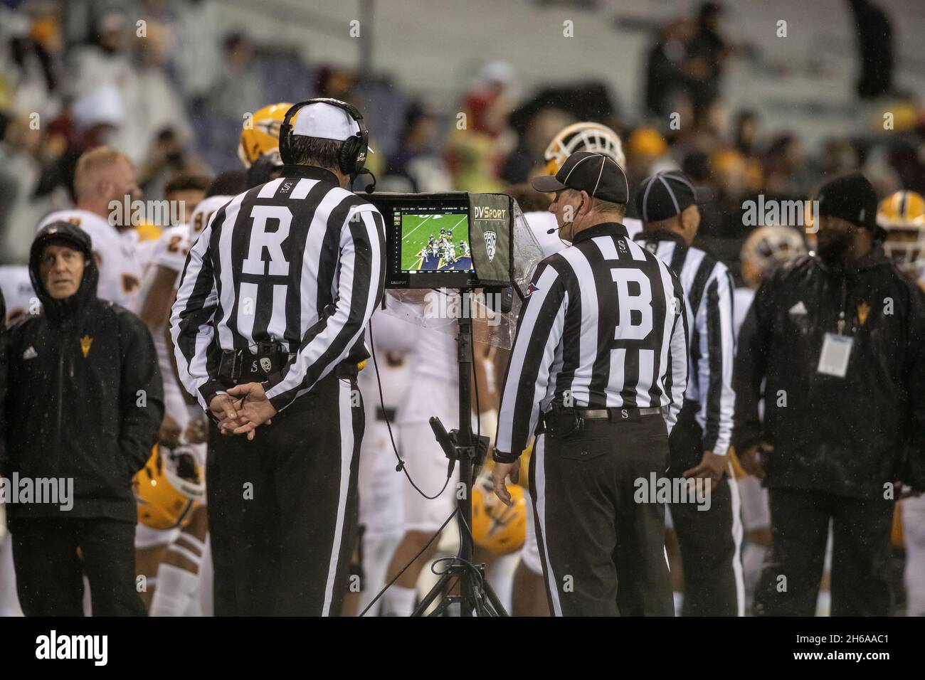 Les arbitres vérifient que les huskies ont suscceenement préformé un coup de pied pendant le 4ème quart d'un match de football universitaire NCAA contre l'Arizona Banque D'Images