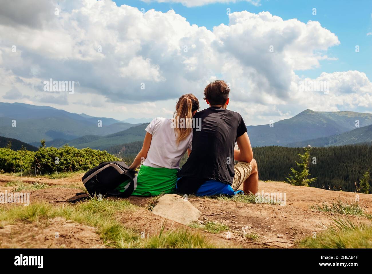 Deux randonneurs admirent la vue sur les montagnes carpathes. Les touristes heureux se détendent au sommet de Hoverla. Voyager en été en Ukraine Banque D'Images