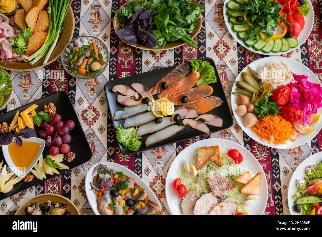 Cuisine ukrainienne et russe salades assorties avec légumes dans des assiettes avec bacon et oignons et fromages variés Banque D'Images