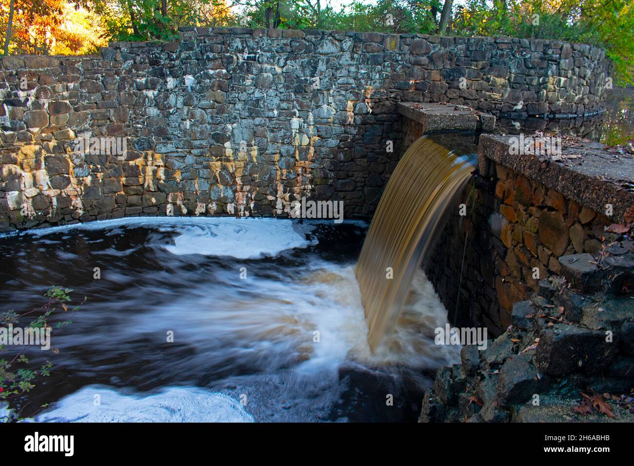 Exposition longue d'une petite chute d'eau dans le parc Davidson's Mill Pond, South Brunswick, New Jersey, États-Unis.-01 Banque D'Images