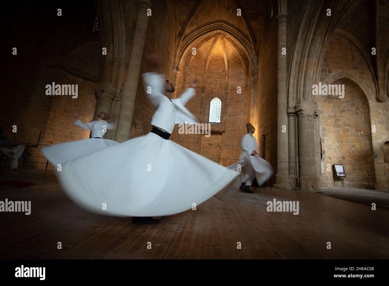 Groupe de Dervistes exécutant la danse traditionnelle et religieuse ou le Whirling soufi Banque D'Images