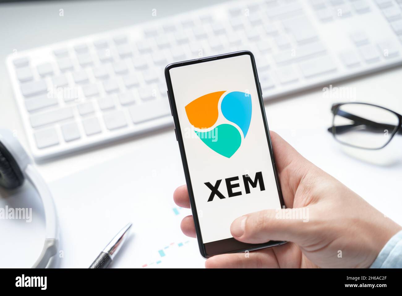 Russie Moscou 08.06.2021.logo de la pièce NEM dans le téléphone mobile.jeton crypto-monnaie.Trading blockchain d'écosystème sur la plate-forme Java pour acheter, vendre sur décentrali Banque D'Images