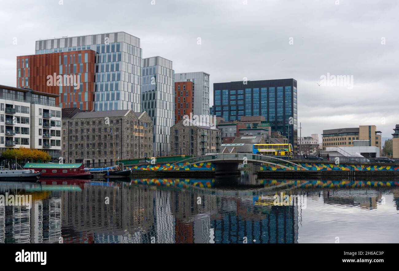 Grand Canal Docks, Dublin, Irlande avec l'ancien bâtiment Bollands Mills et le développement de bureaux/résidentiels de Google. Banque D'Images