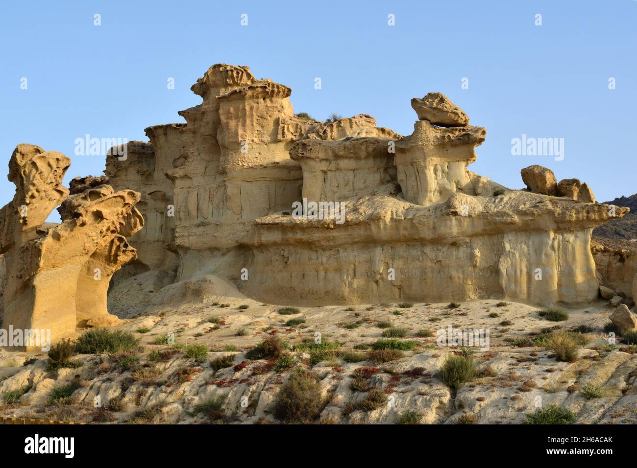 Gredas de Bolnuevo, Murcie, Espagne .Une ancienne falaise marine érodée en formes étranges par l'action des vagues, du vent et de l'eau. Banque D'Images